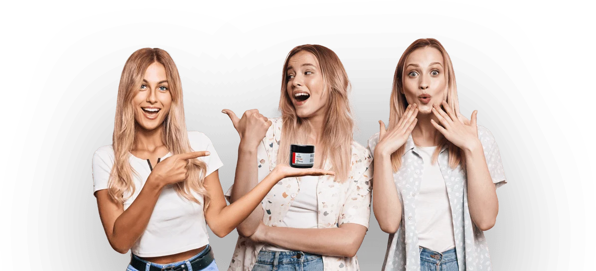 שלוש נשים עם שיער בלונדיני מצביעות על מוצר, רקע שחור.